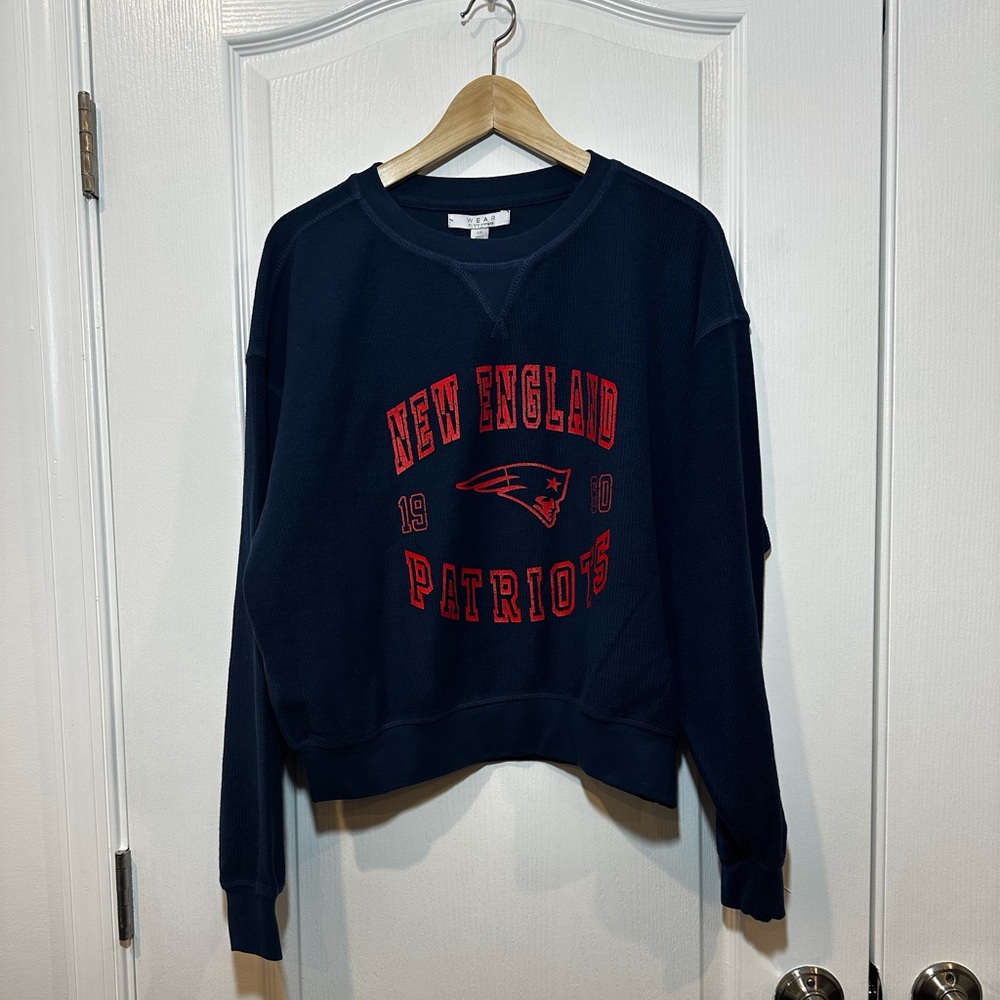 New England Patriots WEAR by Erin Andrew’s Women’s Crop Pullover Sweater - Picture 4 of 10
